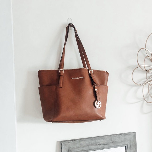 MICHAEL Michael Kors Handbags - Michael Kors Jet Set Lg Saffiano Leather Zip Tote
